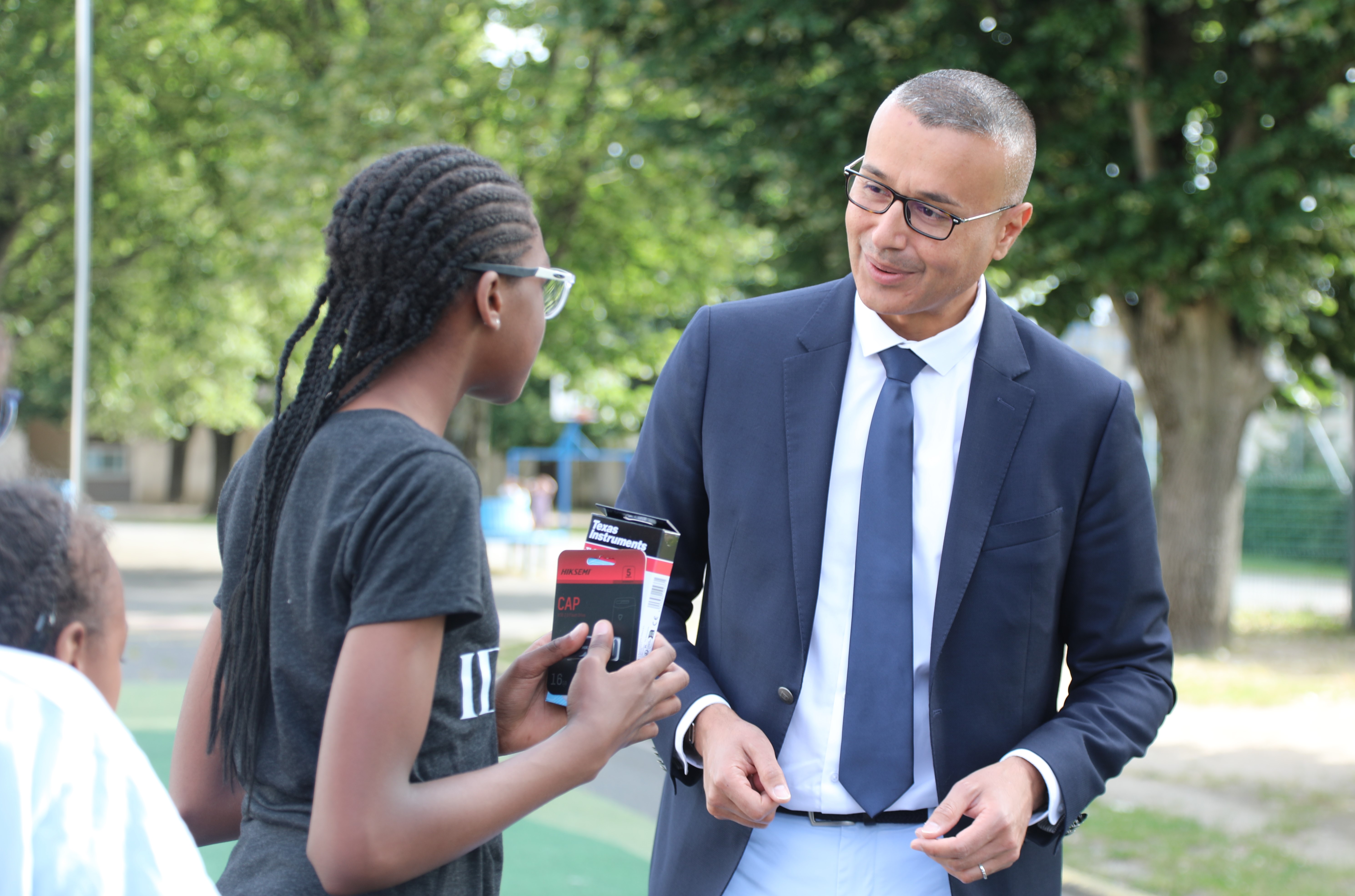 28-06-2024_-_Remise_de_calcularices_à_lécole_Paul_Doumer_30_-_Copie.JPG