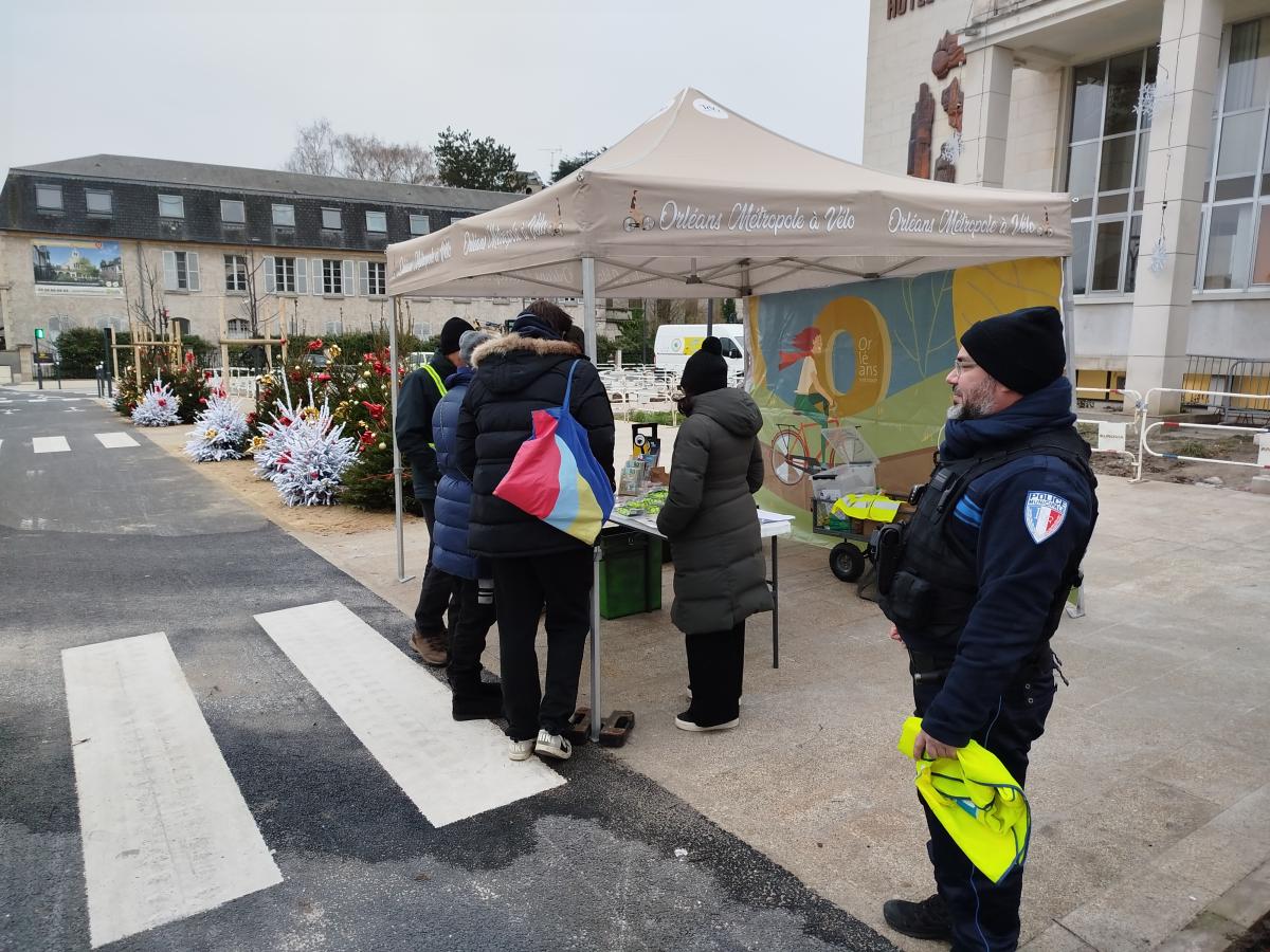 12-12-2024---Distribution-equipements-securite-velo-devant-la-mairie-1