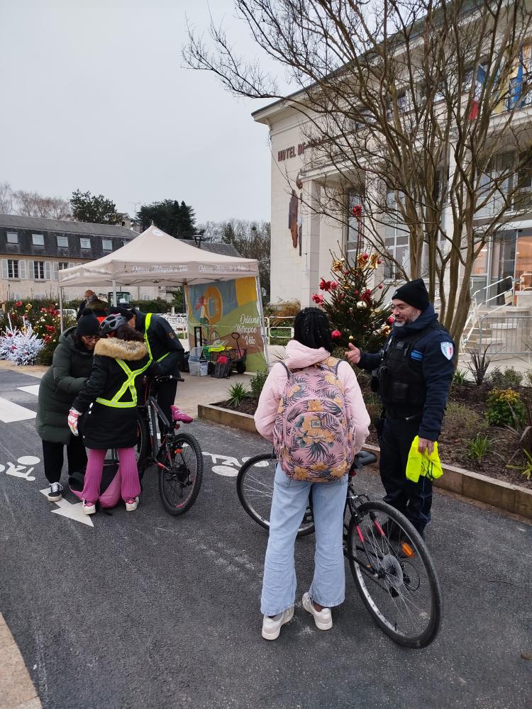 12-12-2024---Distribution-equipements-securite-velo-devant-la-mairie-43