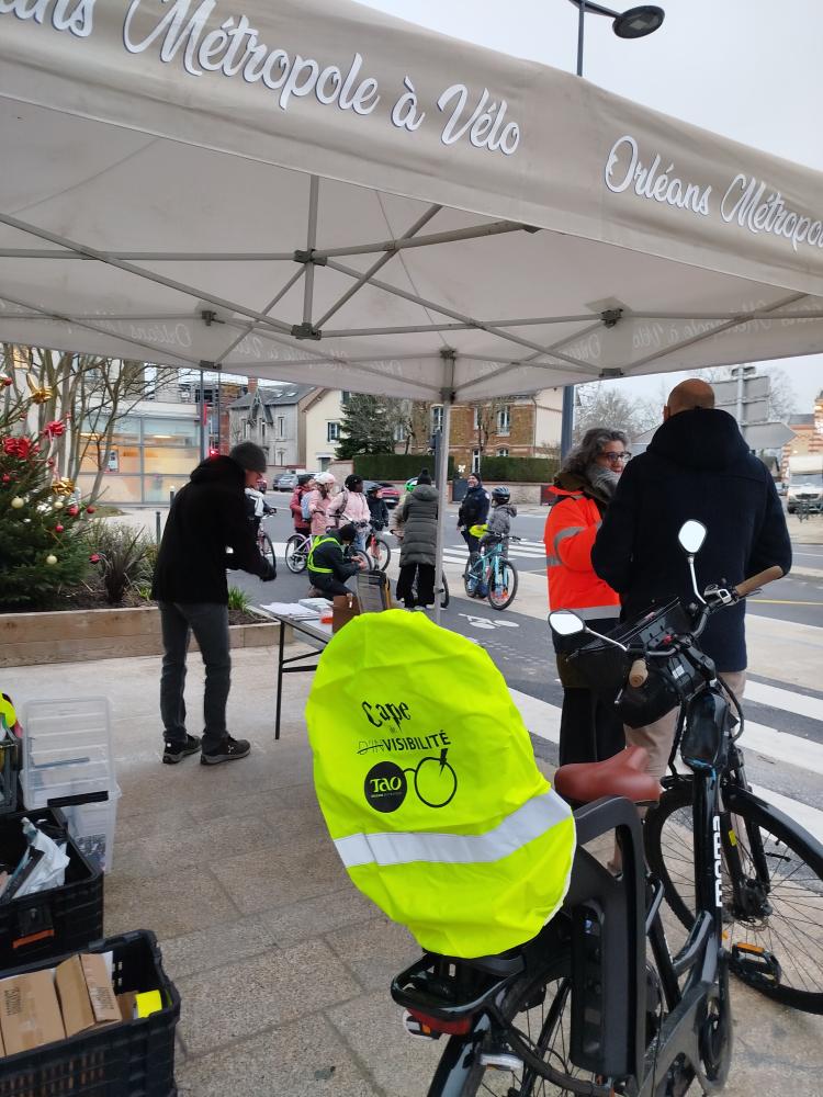 12-12-2024---Distribution-equipements-securite-velo-devant-la-mairie-56