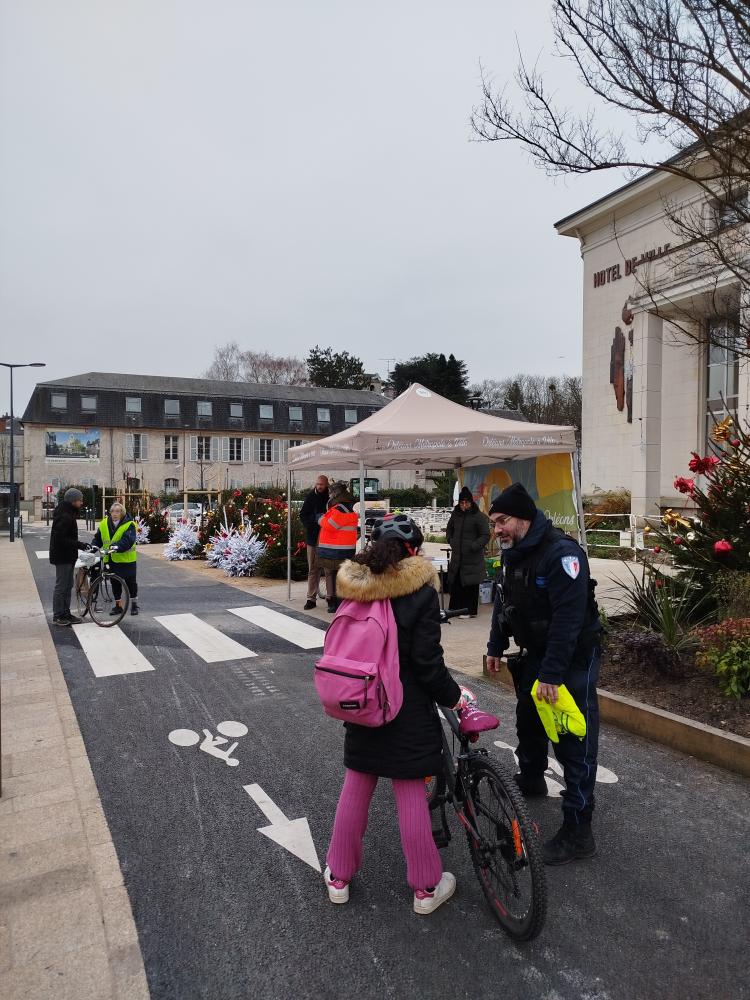 12-12-2024---Distribution-equipements-securite-velo-devant-la-mairie-34