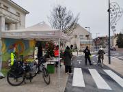 12-12-2024---Distribution-equipements-securite-velo-devant-la-mairie-21