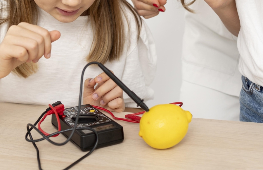 girls-doing-science-experiments-with-female-teacher-lemon